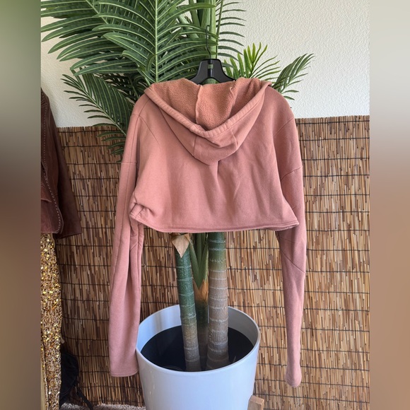 ALO Xtreme Crop Zip Jacket in Dusty Pink - Picture 4 of 6